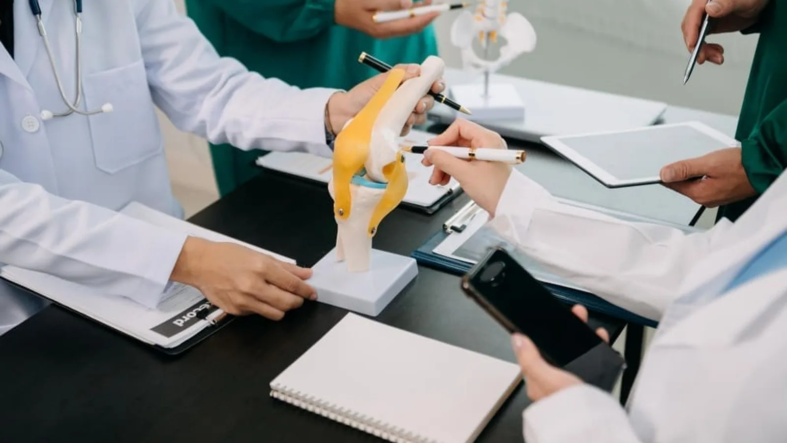 Traumatólogo y ortopedista vs médico general: diferencias y cuándo acudir a cada uno en Mexicali, Baja California